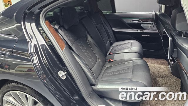 BMW 7-Series 2016 — photo 11