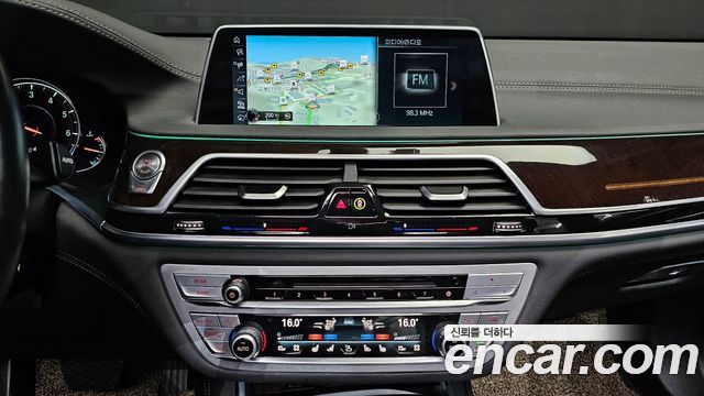 BMW 7-Series 2016 — photo 12