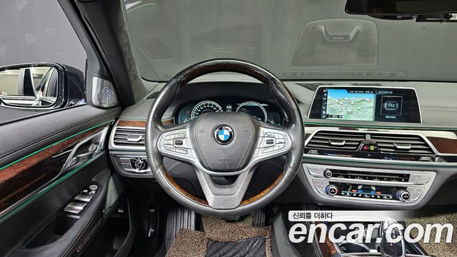 BMW 7-Series 2016 — photo 13