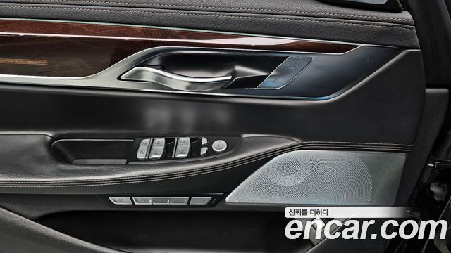 BMW 7-Series 2016 — photo 17