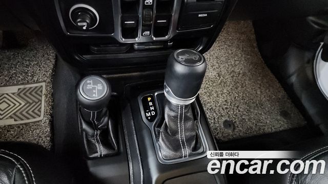 Jeep Wrangler 2019 — photo 12