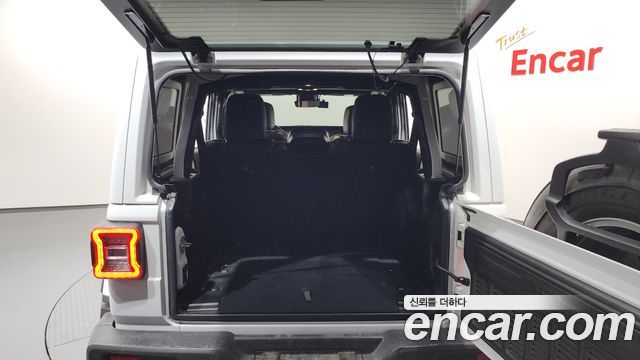 Jeep Wrangler 2019 — photo 24
