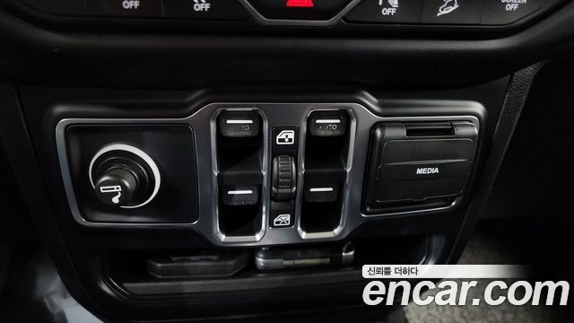 Jeep Wrangler 2019 — photo 32