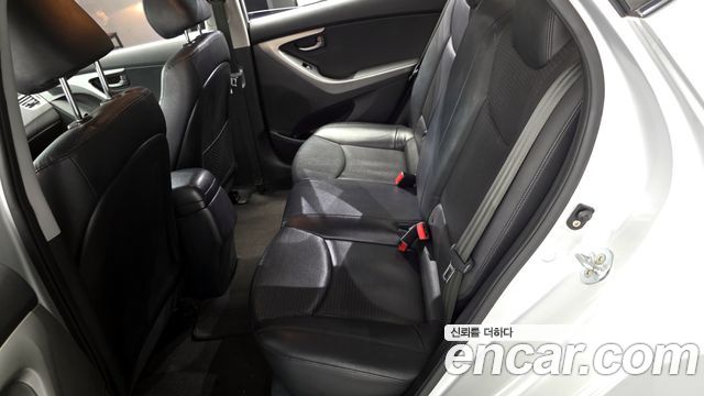 Hyundai AVANTE 2016 — photo 12
