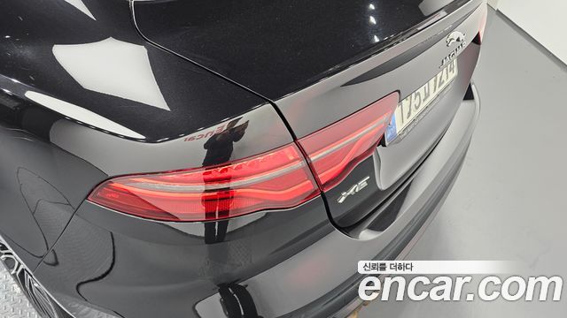 Jaguar XE 2020 — photo 6