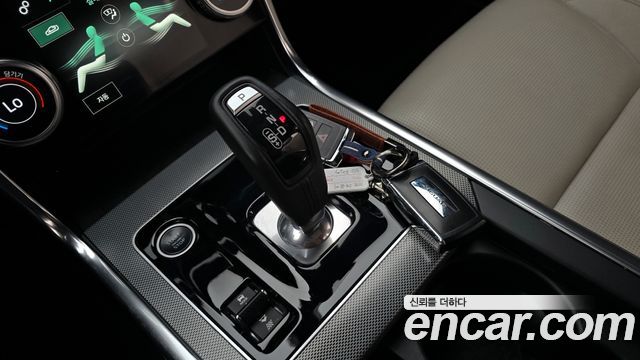 Jaguar XE 2020 — photo 11