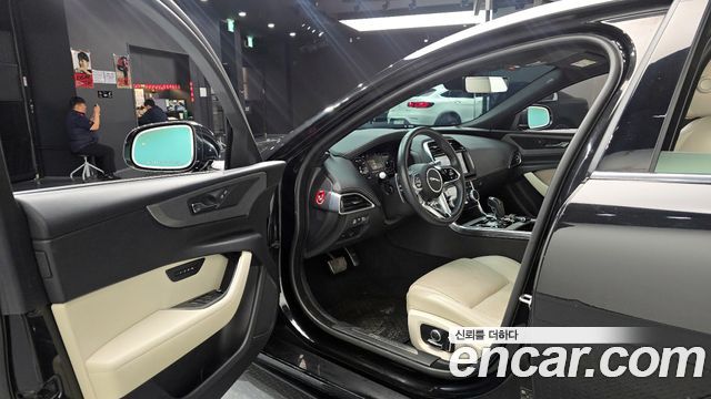 Jaguar XE 2020 — photo 12