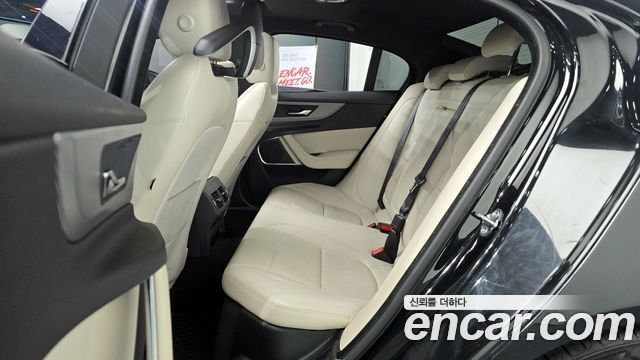 Jaguar XE 2020 — photo 16