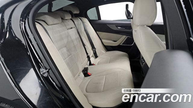 Jaguar XE 2020 — photo 17