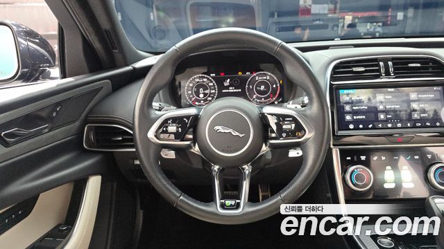 Jaguar XE 2020 — photo 18