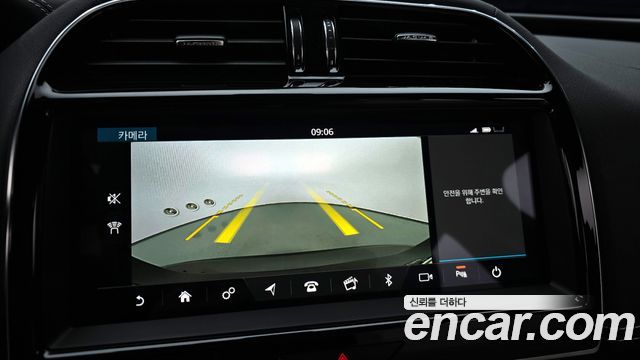 Jaguar XE 2020 — photo 19