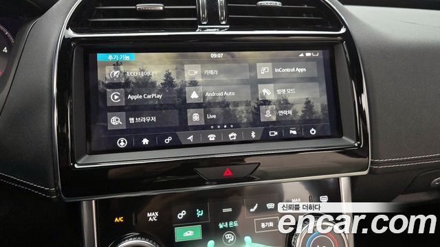 Jaguar XE 2020 — photo 21