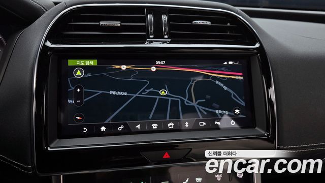Jaguar XE 2020 — photo 22