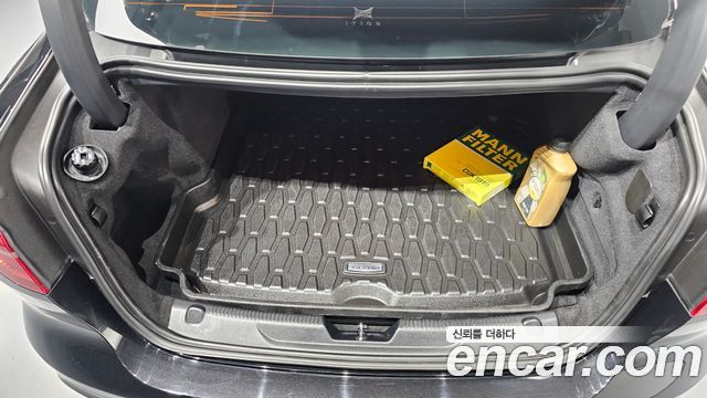 Jaguar XE 2020 — photo 25