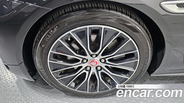 Jaguar XE 2020 — photo 7