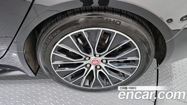 Jaguar XE 2020 — photo 8