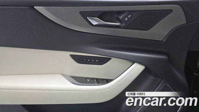 Jaguar XE 2020 — photo 13