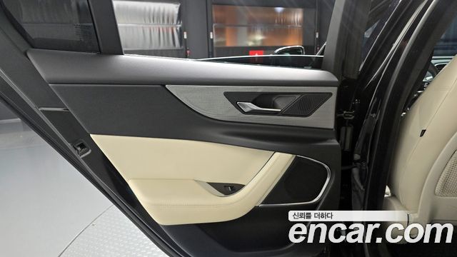 Jaguar XE 2020 — photo 14