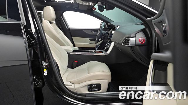 Jaguar XE 2020 — photo 15