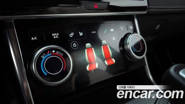 Jaguar XE 2020 — photo 27