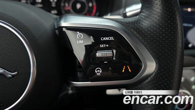 Jaguar XE 2020 — photo 28