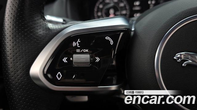 Jaguar XE 2020 — photo 29