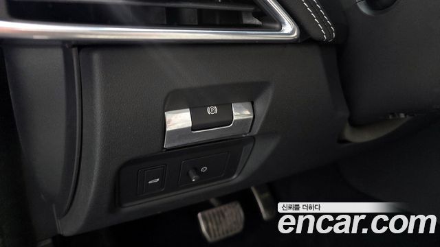Jaguar XE 2020 — photo 30