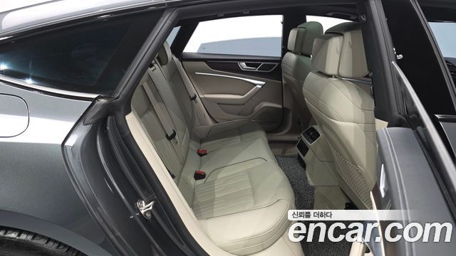 Audi A7 2022 — photo 18