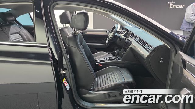 Volkswagen Passat 2022 — photo 17