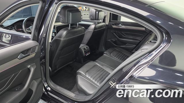 Volkswagen Passat 2022 — photo 16