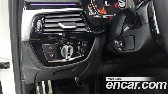 BMW 5-Series 2020 — photo 25