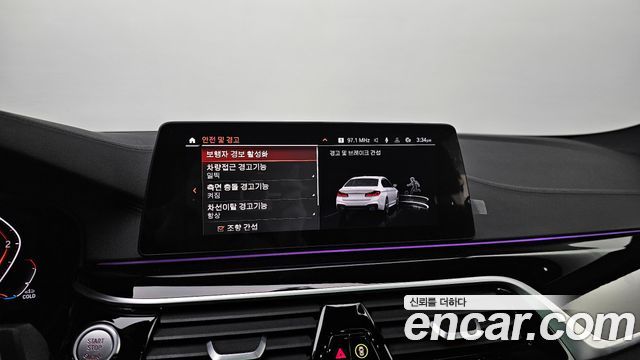 BMW 5-Series 2020 — photo 30