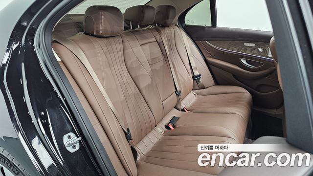 Mercedes-Benz E-Class 2019 — photo 18