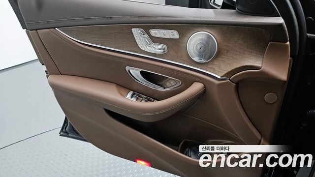 Mercedes-Benz E-Class 2019 — photo 14