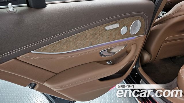 Mercedes-Benz E-Class 2019 — photo 15