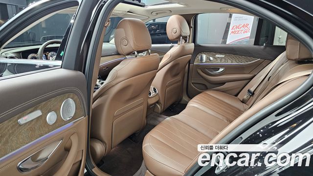 Mercedes-Benz E-Class 2019 — photo 16