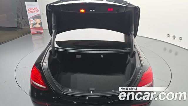 Mercedes-Benz E-Class 2019 — photo 31