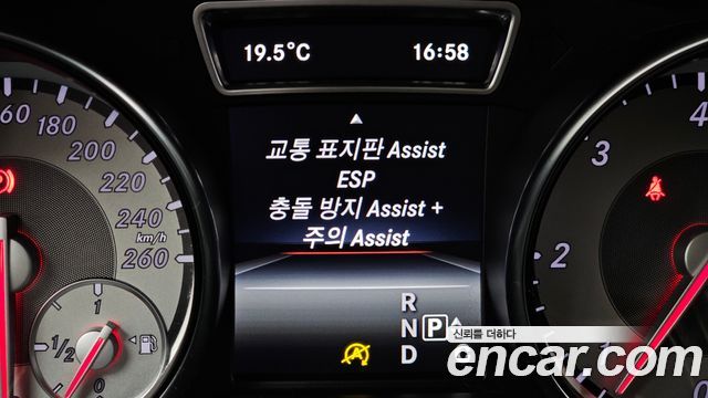 Mercedes-Benz GLA-Class 2016 — photo 16