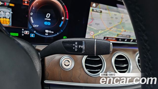 Mercedes-Benz E-Class 2023 — photo 12