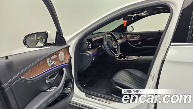 Mercedes-Benz E-Class 2023 — photo 13