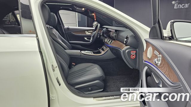 Mercedes-Benz E-Class 2023 — photo 17