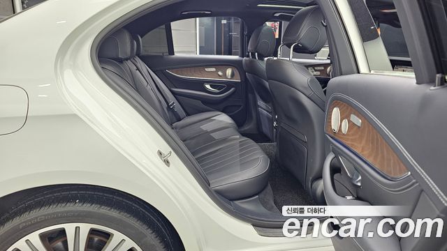 Mercedes-Benz E-Class 2023 — photo 18
