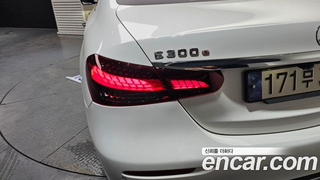 Mercedes-Benz E-Class 2023 — photo 9