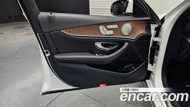 Mercedes-Benz E-Class 2023 — photo 14