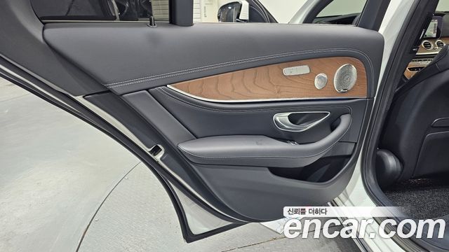 Mercedes-Benz E-Class 2023 — photo 15