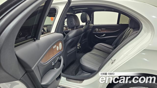 Mercedes-Benz E-Class 2023 — photo 16