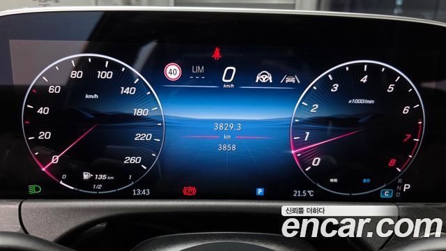 Mercedes-Benz E-Class 2025 — photo 11