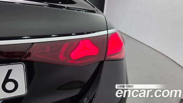 Mercedes-Benz E-Class 2025 — photo 9