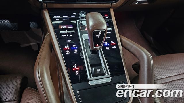 Porsche Cayenne 2020 — photo 12