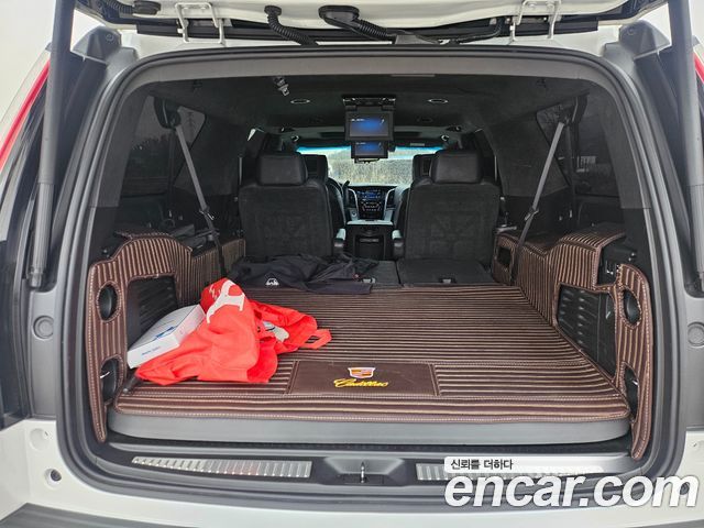 Cadillac Escalade 2018 — photo 19